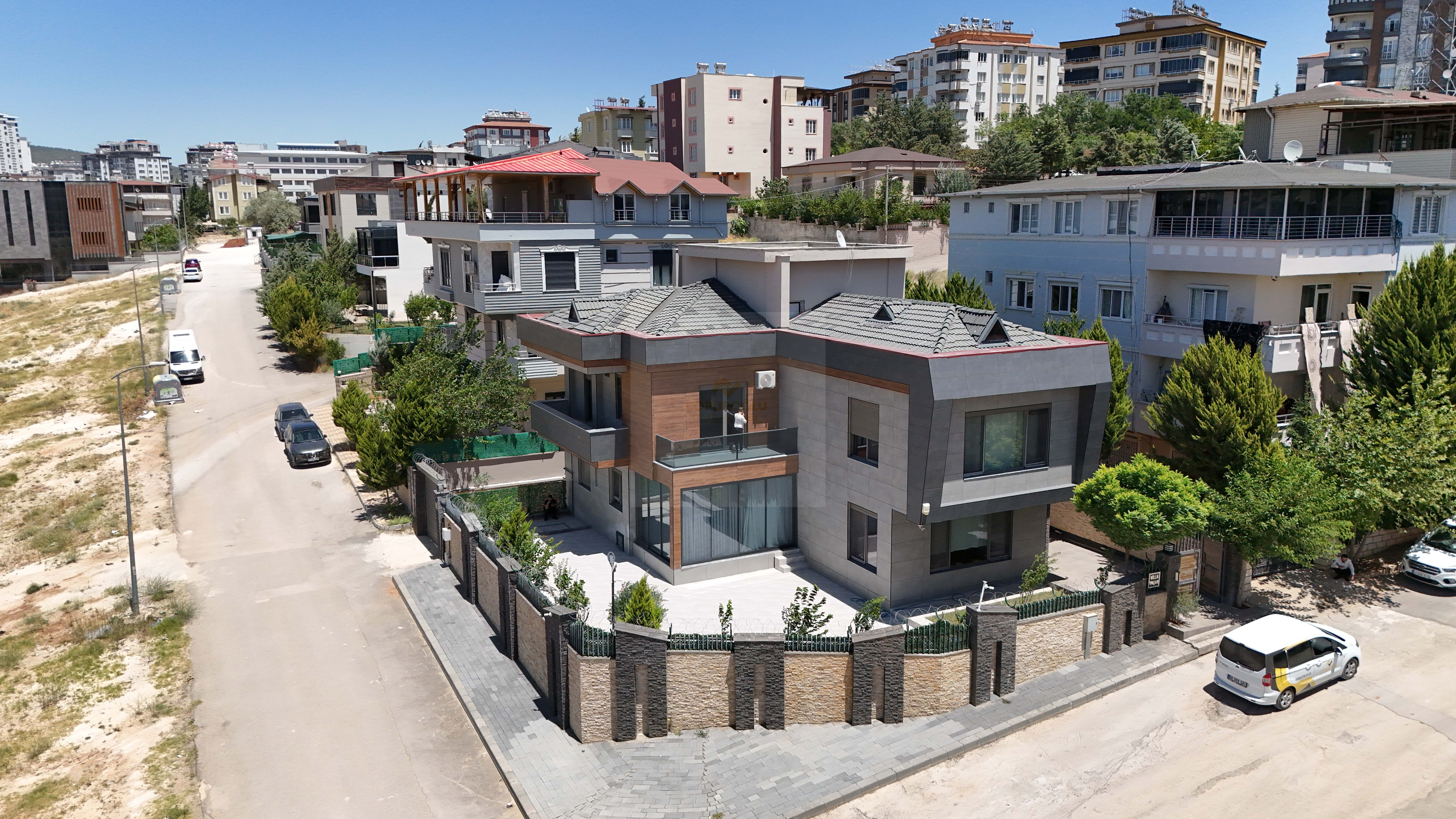 ŞEHİRGÖSTERİNİN İNCİSİ MUHTEŞEM LOKASYONDA LÜKS FUL+FULL VİLLA !