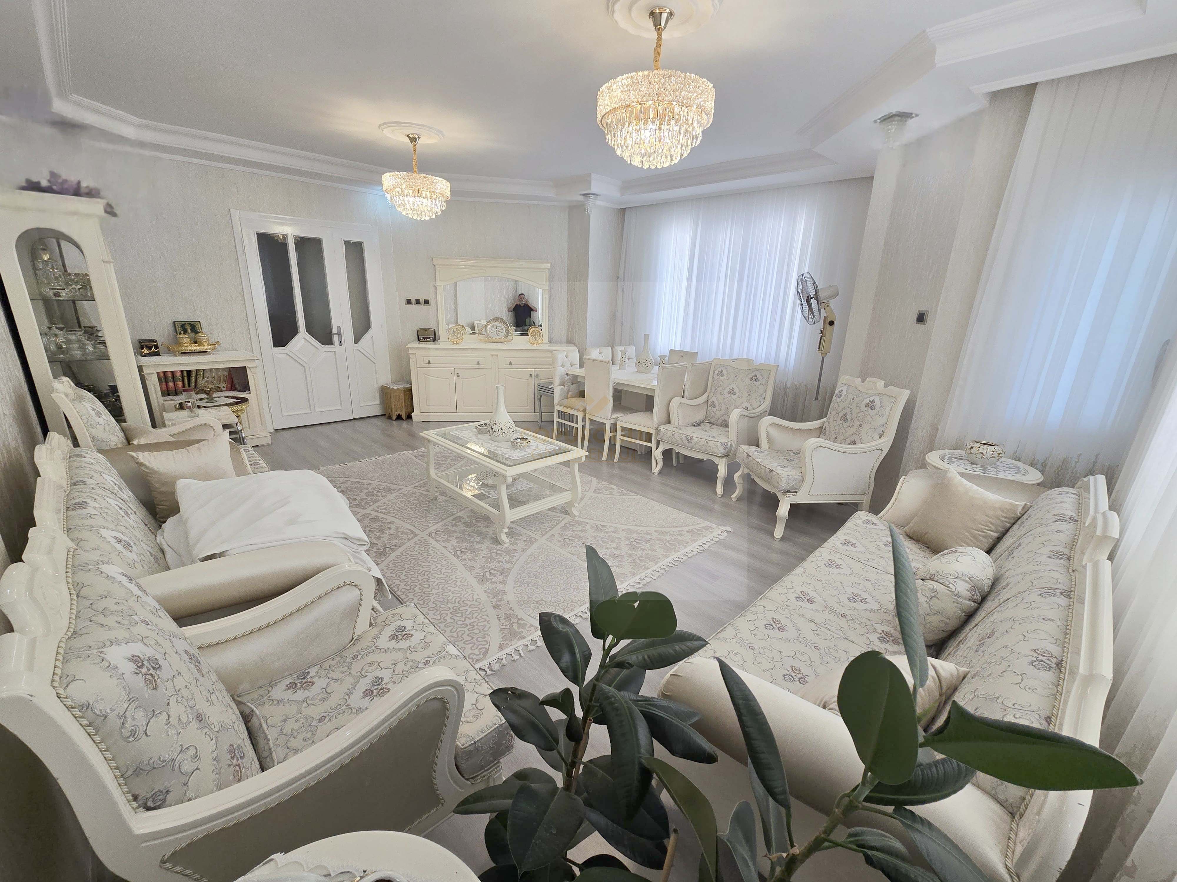 ANA CADDE ÜZERİNDE 3 CEPHELİ ARAKAT FULL+FULL 3+1 DAİRE FIRSATI