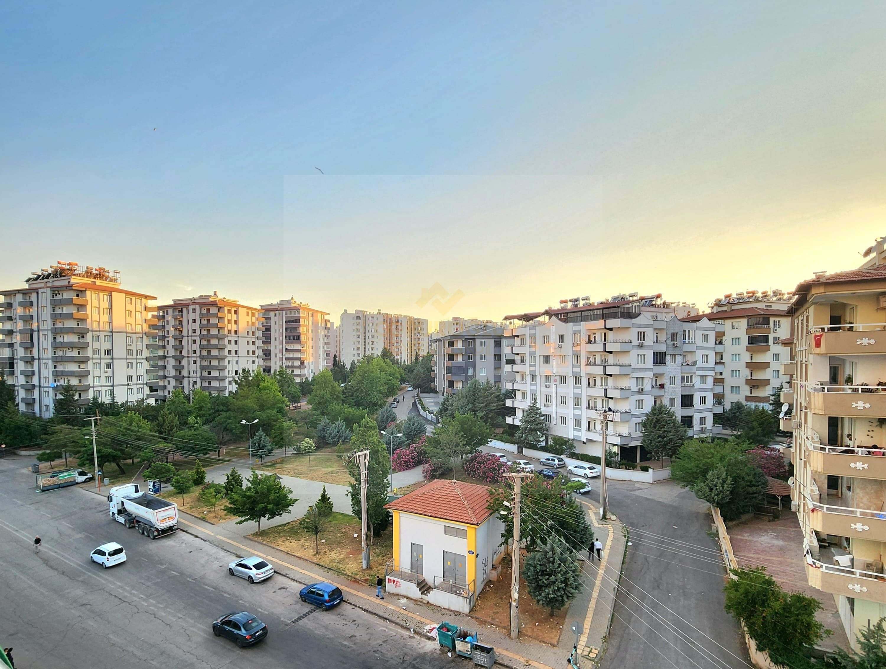 GÜNEYKENT'DE ANA CADDE ÜZERİNDE ARAKAT UYGUN FİYATLI 3+1 DAİRE !