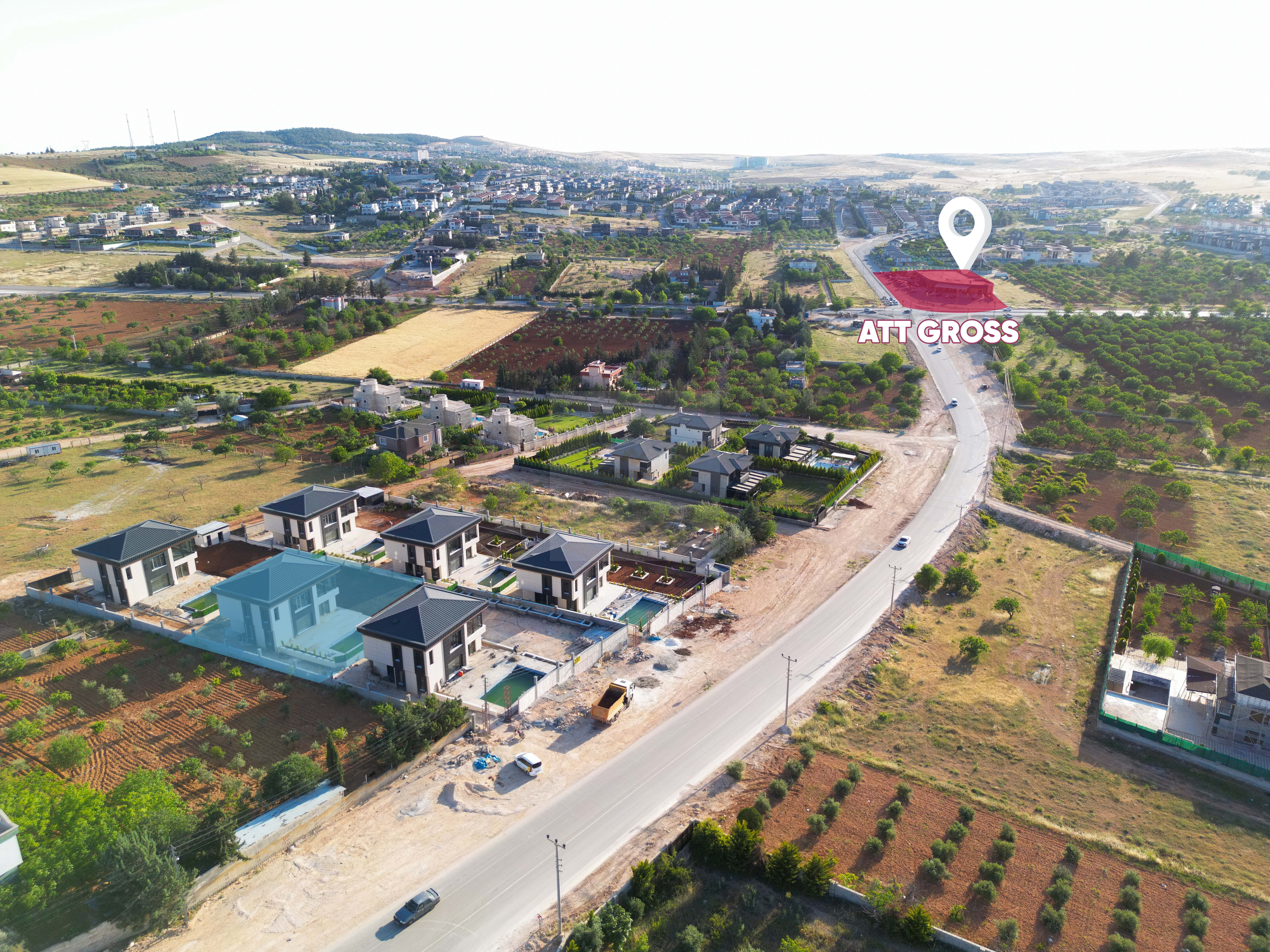 S.İÇERİSİNDE CADDE ÜZERİNDE GENİŞ ARAZİLİ HAVUZLU 4+1 VİLLA !!!